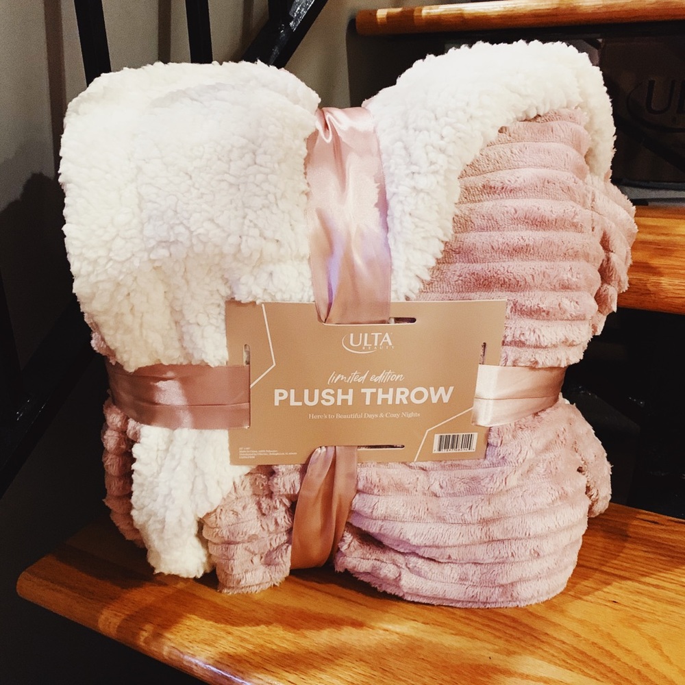 NWT blush plush throw from Ulta 🌟 LIMITED EDITION